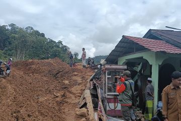 Korban bencana alam di Pasaman Barat terima bantuan perbaikan rumah
