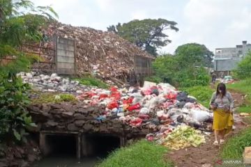 Sampah di TPS Kramat Jati meluber ke kali, warga khawatir banjir