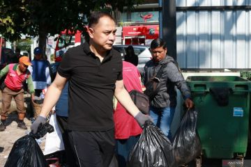 Kerja bakti membersihkan tempat penampungan sementara sampah