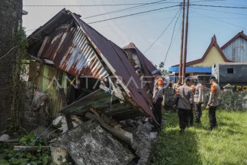 Rumah rusak terdampak gempa di Sulawesi Utara