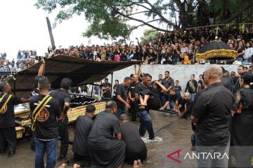 Prosesi laut Semana Santa di Larantuka