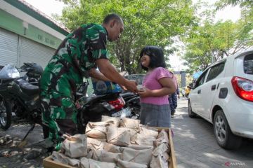 TNI AD bagikan makanan dan minuman gratis di Surabaya