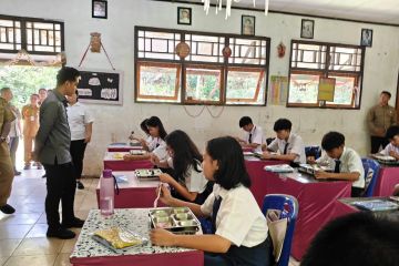 Wapres dorong perbaikan fasilitas saat tinjau MBG di Minahasa