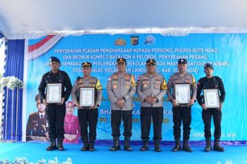 Kapolda NTT beri penghargaan kepada polisi penyelamat paus pilot