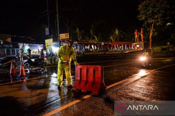 Penutupan akses jalan nasional Cadas Pangeran akibat longsor