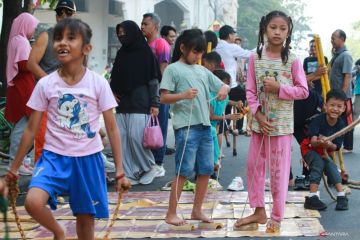 Main bareng tanpa gawai di Surabaya