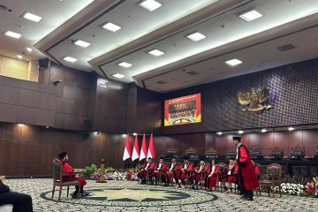 Hakim Konstitusi Liliek Prisbawono Adi bersidang di MK