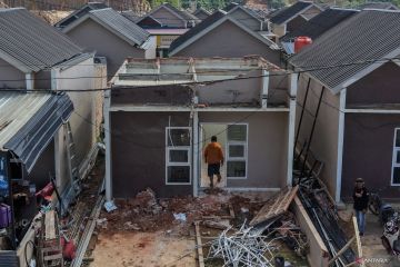 Rumah rusak akibat angin puting beliung di Kendari