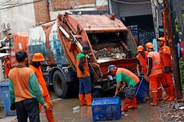 Sudin LH Jakbar angkut sampah yang menumpuk di Rusun Tambora