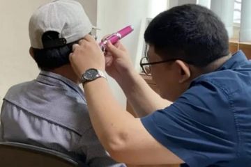 Pemkot salurkan bantuan alat bantu pendengaran bagi warga Jakut