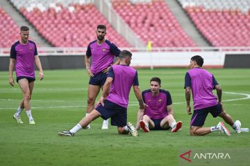 Latihan menjelang pertandingan legenda Barcelona