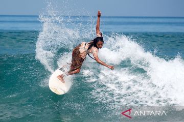 Berselencar mengenakan kebaya di Pantai Kuta Bali