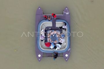 Kafe terapung di Sungai Batang Arau Padang