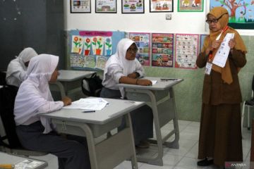 Ujian kelulusan siswa SLB-C jenjang SMA di Malang