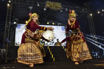 Pertunjukan budaya program Dana Indonesia Raya