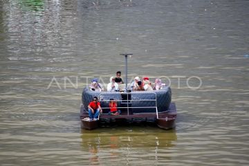 Kafe terapung di Sungai Batang Arau Padang