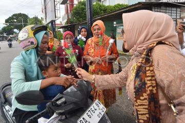 Srikandi relawan bencana berbagi bunga untuk perempuan
