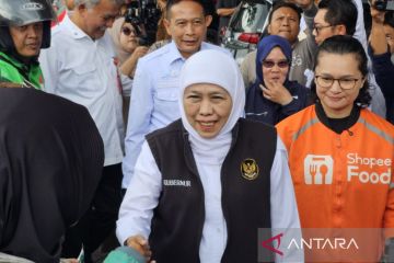 Khofifah salurkan sembako dan BBM gratis bagi ojek daring di Malang