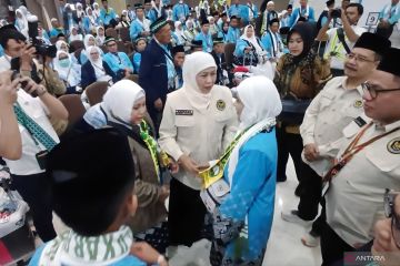 Gubernur Khofifah lepas kloter pertama JCH Embarkasi Surabaya