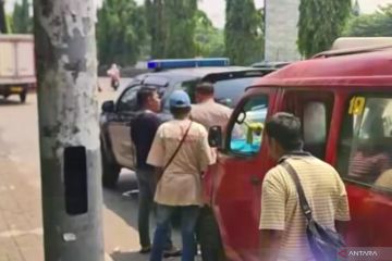 Polisi tangkap dua sopir angkot di Ciracas usai pecahkan kaca mobil