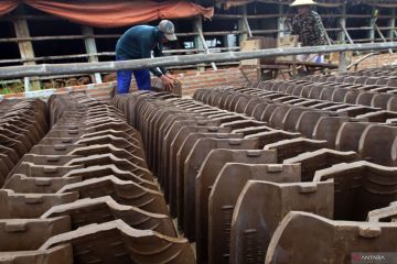 Harapan baru perajin genteng tanah liat di Trenggalek