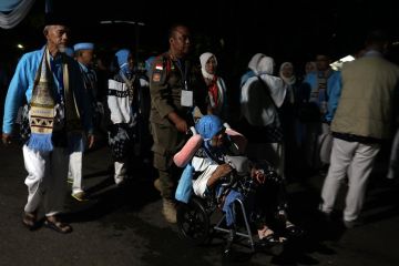 Jamaah calon haji masuk asrama Lampung