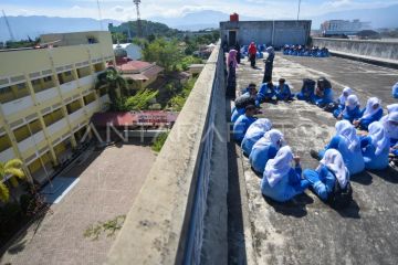 Simulasi bencana pelajar di Padang