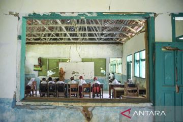Satu ruangan dua kelas: Potret perjuangan 75 siswa SDN Jayamukti Tasikmalaya belajar di tengah bangunan rusak