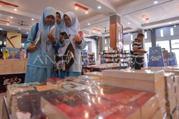 Semesta Buku untuk Padang Membaca