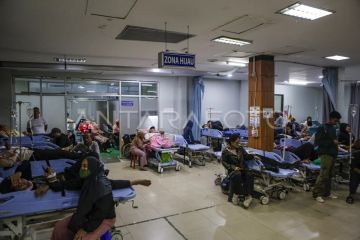 Perawatan korban kecelakaan kereta api di Bekasi Timur