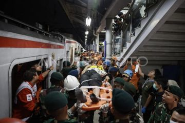 Evakuasi korban kecelakaan kereta di Bekasi Timur