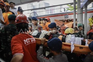 Evakuasi korban kecelakaan kereta api di Bekasi Timur