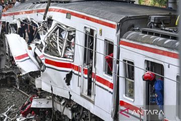Evakuasi gerbong kereta api pascakecelakaan