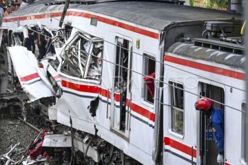 Foto: Evakuasi gerbong kereta api pascakecelakaan di Bekasi Timur