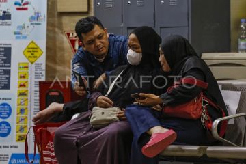 Perawatan korban kecelakaan kereta api di Bekasi Timur