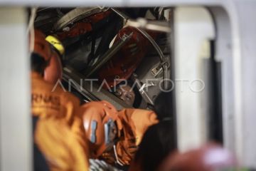 Evakuasi korban kecelakaan kereta di Bekasi Timur
