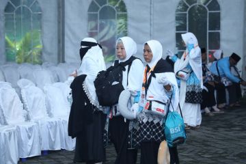 Jamaah calon haji Kloter 7 NTB diberangkatkan menuju Arab Saudi