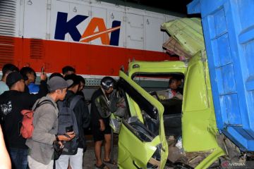 Kecelakaan KA Dhoho dengan truk di Blitar