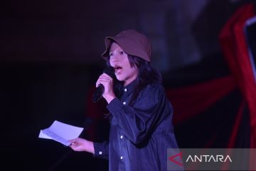 Seniman bacakan puisi Chairil Anwar di Padang