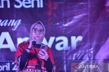 Seniman bacakan puisi Chairil Anwar di Padang