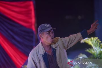 Seniman bacakan puisi Chairil Anwar di Padang
