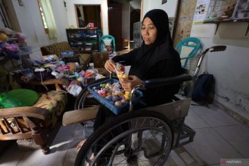 Perajin gantungan kunci rajut penyandang disabilitas