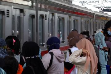 KRL menuju dan dari Stasiun Cikarang hanya berhenti di Stasiun Bekasi