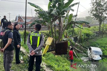 Kereta temper mobil di Grobogan akibatkan empat tewas
