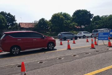 Petugas terapkan "contraflow" atasi kepadatan Tol Jakarta-Cikampek