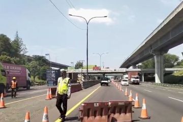 Petugas perpanjang "contraflow" di jalan Tol Jakarta-Cikampek