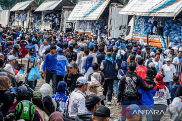 Bentuk nyata dukungan Pemerintah: Intip momen pembagian ribuan sembako gratis untuk buruh di kawasan Monas