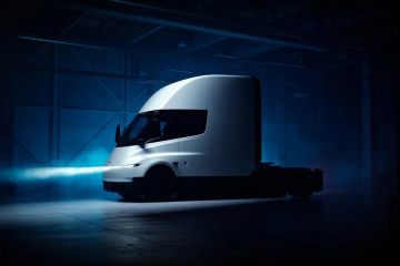 Tesla mulai produksi truk listrik Semi di pabrik Nevada
