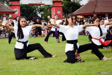 Pagelaran seni tari peringatan Hardiknas dan Hari Tari
