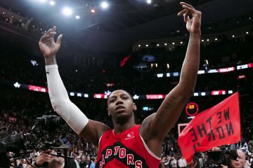 Tripoin dramatis Barrett bawa Raptors paksa Cavaliers mainkan Gim 7